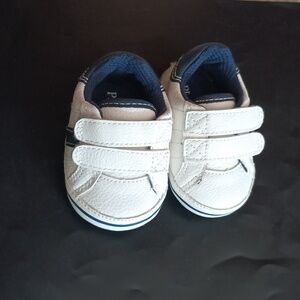 Place Baby shoes soft sole tennis shoes size 0 - 3 months old EUC.